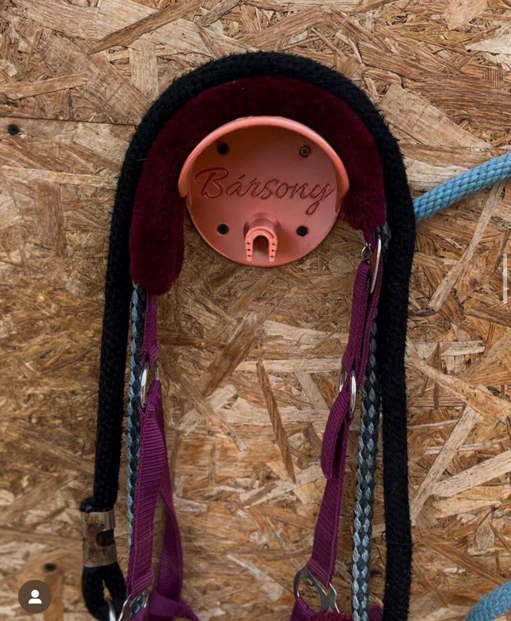 Személyre szabható kantártartó