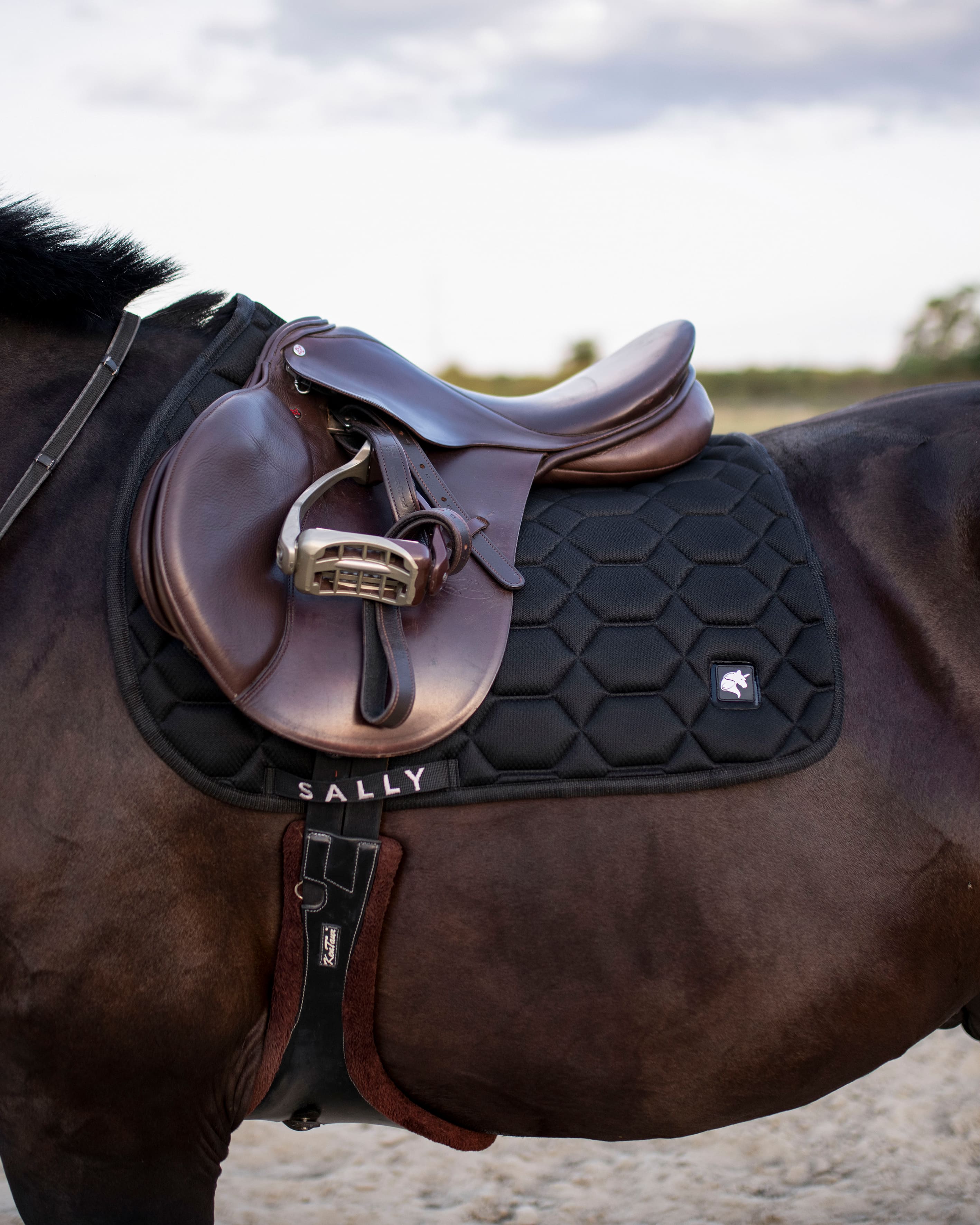 Sally "Cloudpad" ugró nyeregalátét fekete